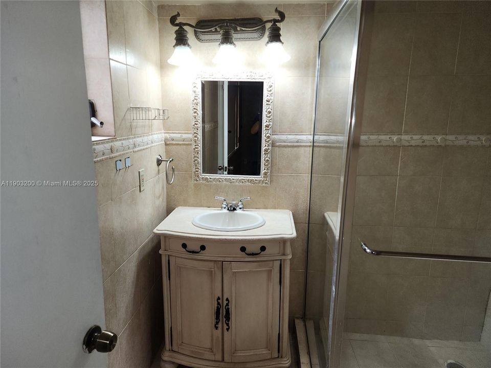 Active With Contract: $2,400 (3 beds, 2 baths, 1240 Square Feet)