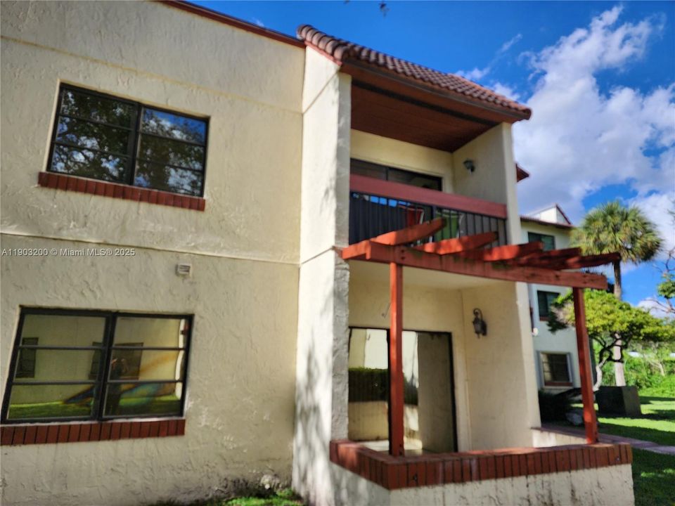 Active With Contract: $2,400 (3 beds, 2 baths, 1240 Square Feet)