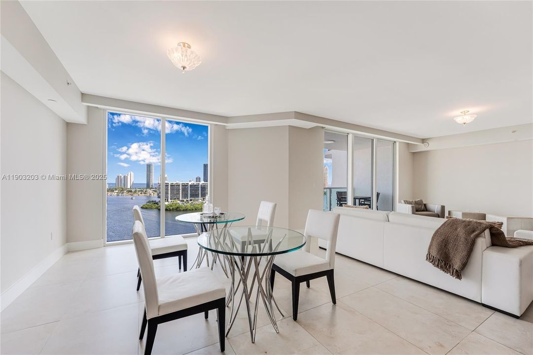 最近租的: $10,000 (3 贝兹, 3 浴室, 3082 平方英尺)