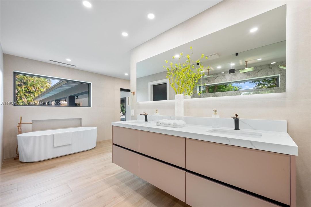 For Sale: $1,999,999 (4 beds, 3 baths, 2695 Square Feet)