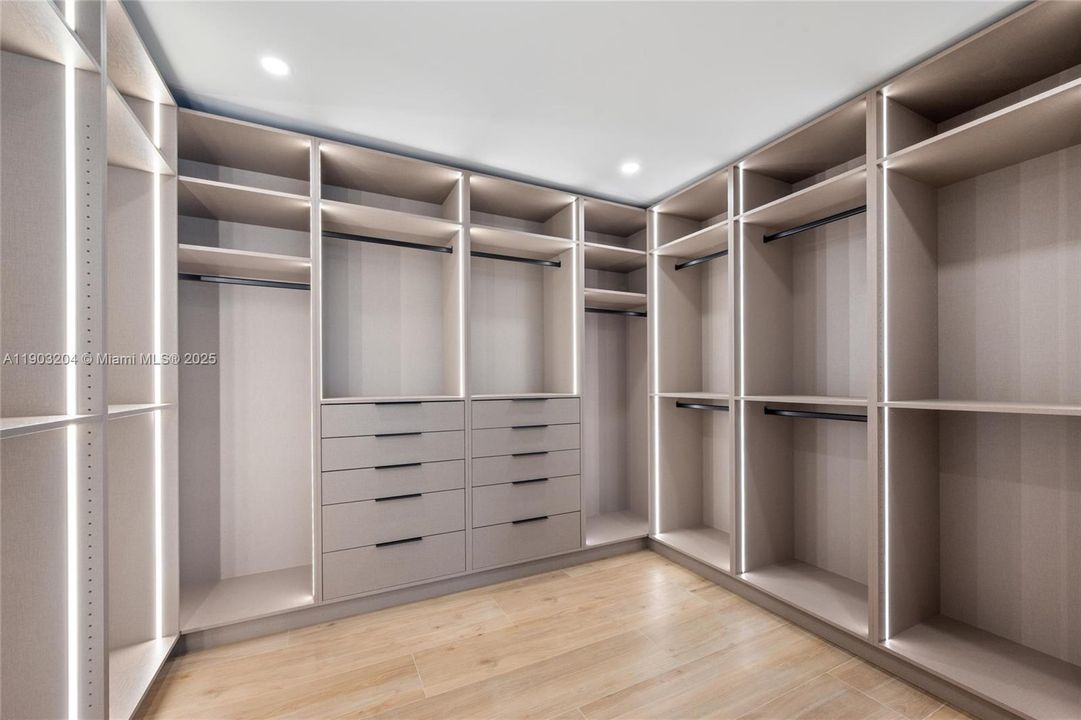 For Sale: $1,999,999 (4 beds, 3 baths, 2695 Square Feet)