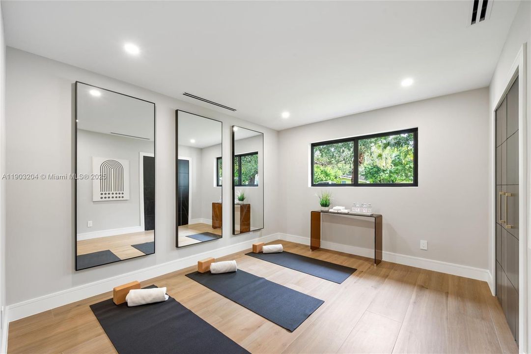 For Sale: $1,999,999 (4 beds, 3 baths, 2695 Square Feet)