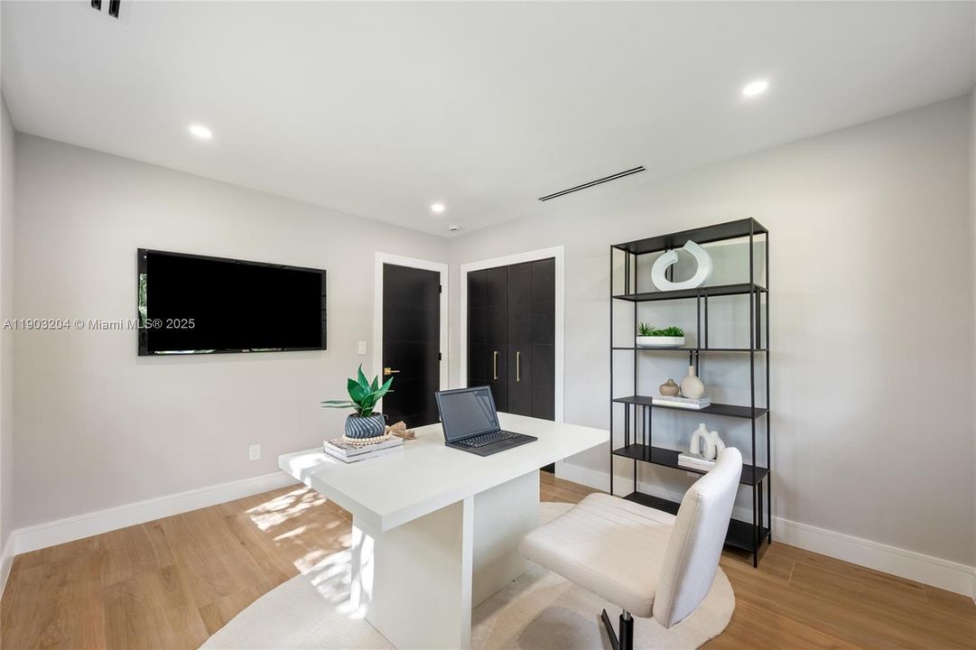 For Sale: $1,999,999 (4 beds, 3 baths, 2695 Square Feet)