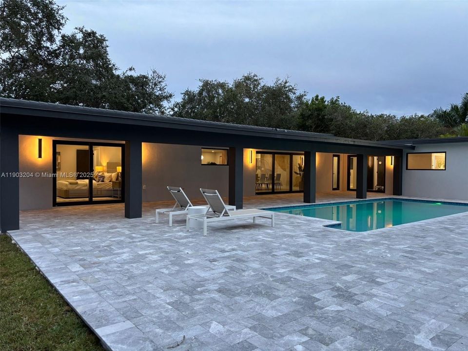 For Sale: $1,999,999 (4 beds, 3 baths, 2695 Square Feet)