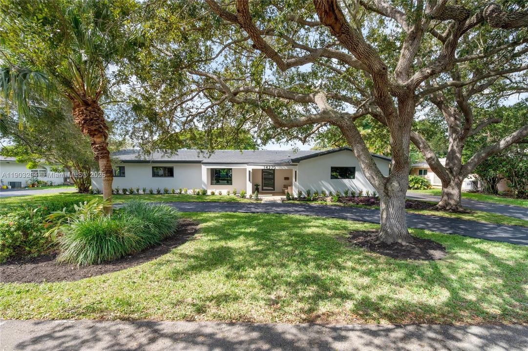 For Sale: $1,999,999 (4 beds, 3 baths, 2695 Square Feet)