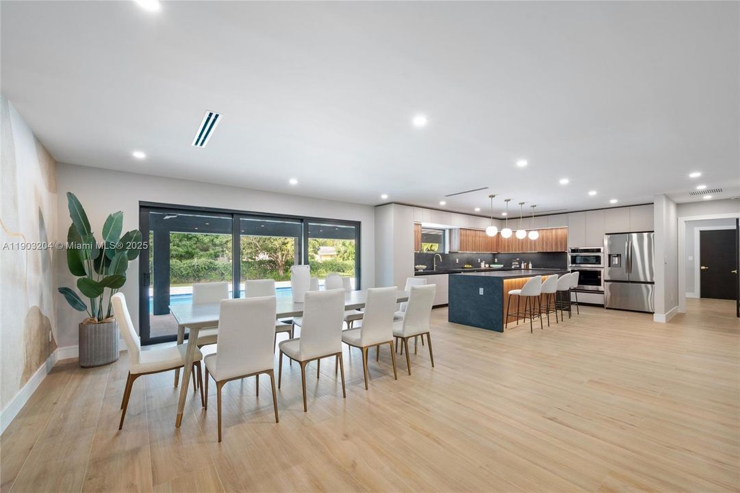 For Sale: $1,999,999 (4 beds, 3 baths, 2695 Square Feet)