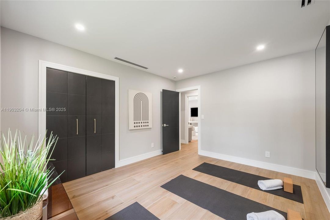 For Sale: $1,999,999 (4 beds, 3 baths, 2695 Square Feet)