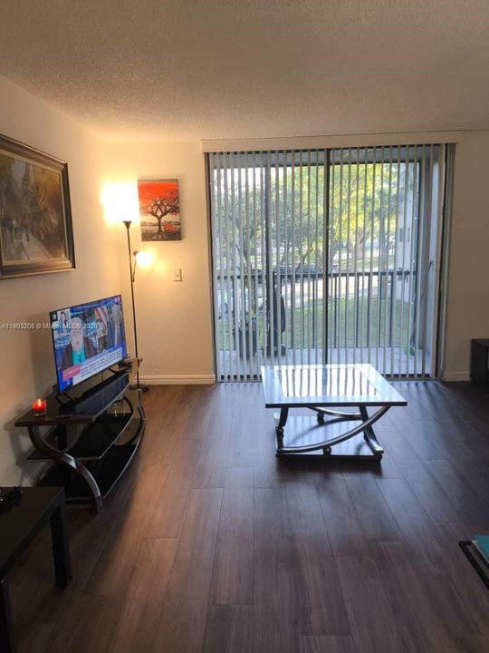 For Sale: $265,000 (2 beds, 2 baths, 965 Square Feet)