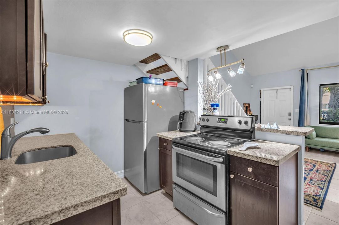 For Sale: $350,000 (2 beds, 2 baths, 1012 Square Feet)