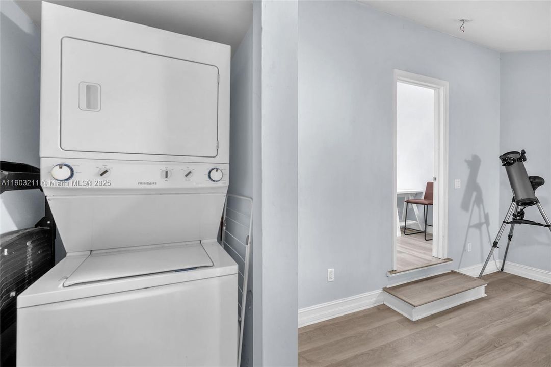 For Sale: $350,000 (2 beds, 2 baths, 1012 Square Feet)