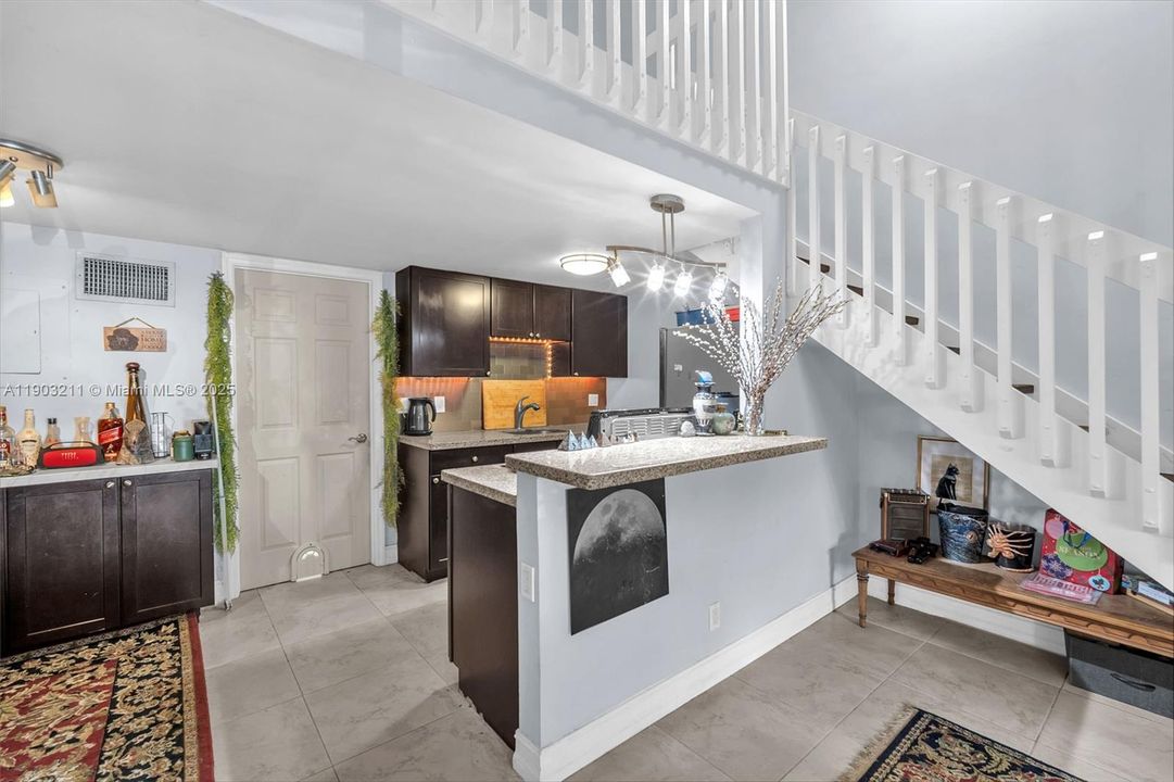 For Sale: $350,000 (2 beds, 2 baths, 1012 Square Feet)