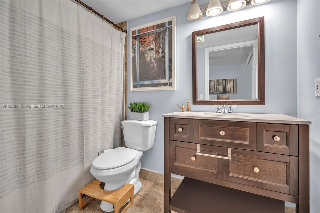 For Sale: $350,000 (2 beds, 2 baths, 1012 Square Feet)