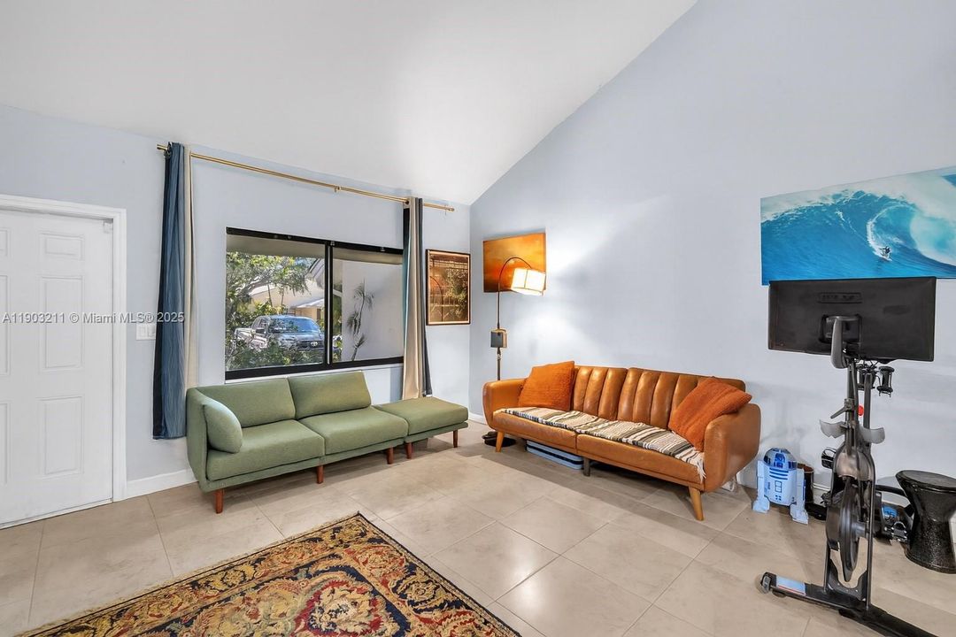 For Sale: $350,000 (2 beds, 2 baths, 1012 Square Feet)