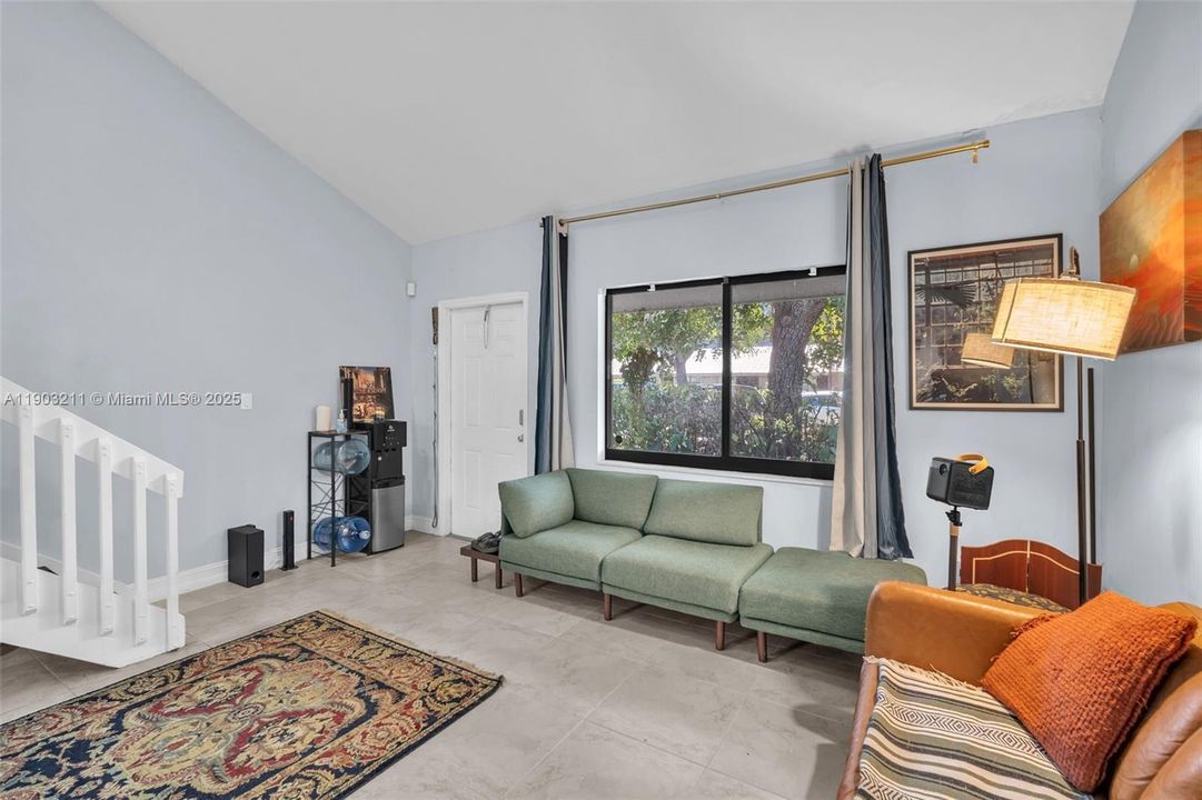 For Sale: $350,000 (2 beds, 2 baths, 1012 Square Feet)