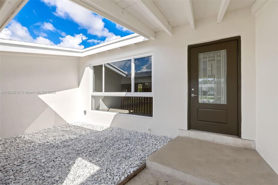 For Sale: $599,999 (3 beds, 2 baths, 1394 Square Feet)