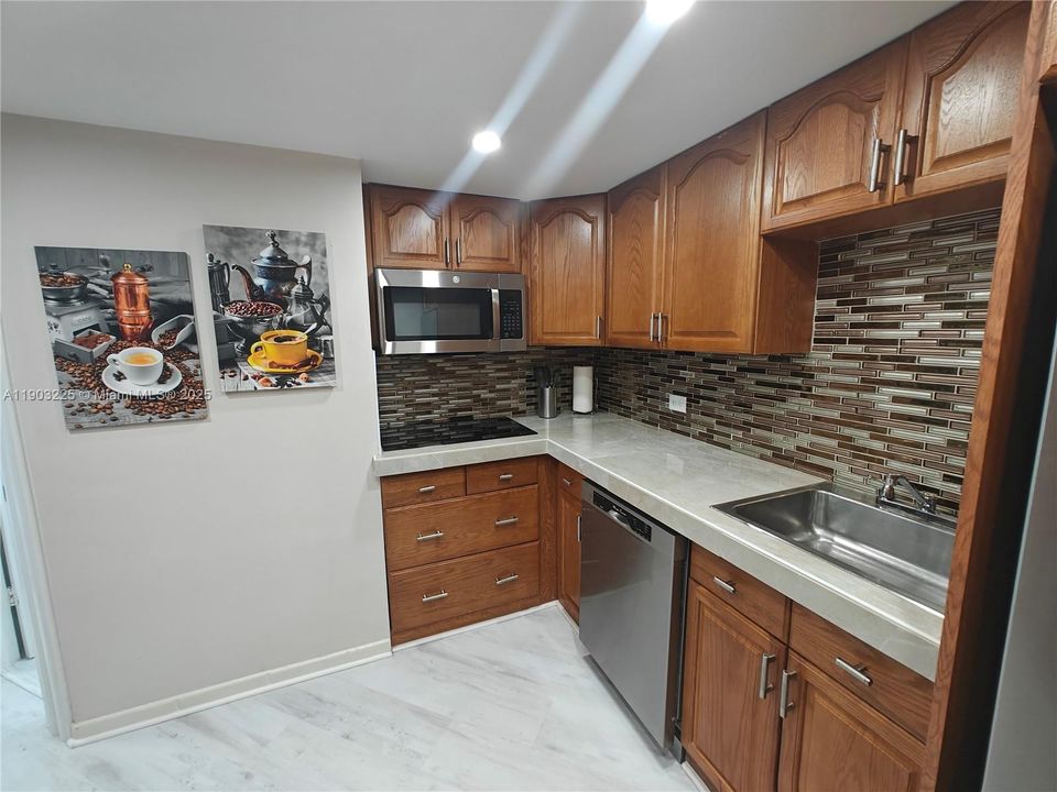 For Rent: $3,500 (2 beds, 2 baths, 990 Square Feet)