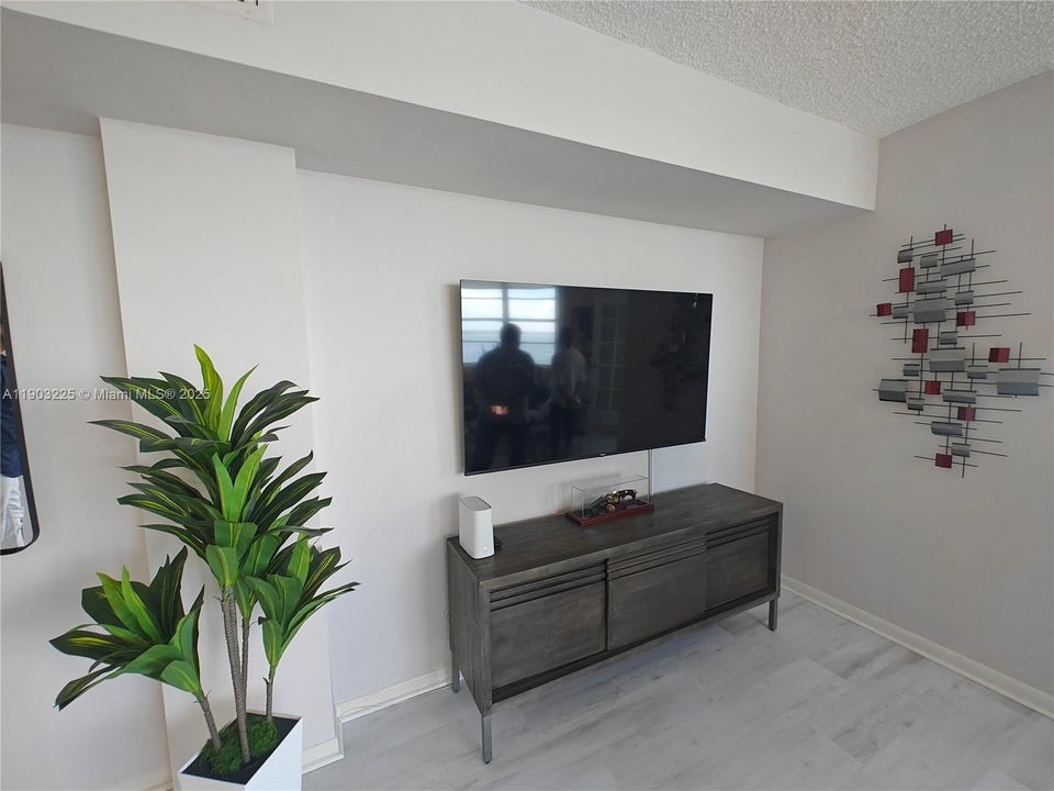 For Rent: $3,500 (2 beds, 2 baths, 990 Square Feet)