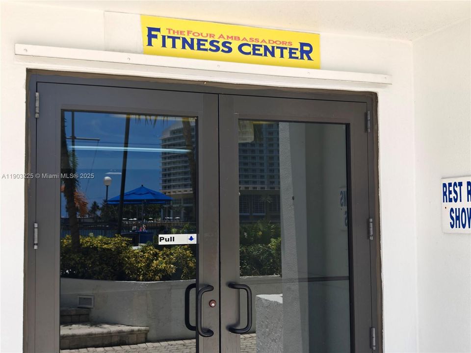 For Rent: $3,500 (2 beds, 2 baths, 990 Square Feet)