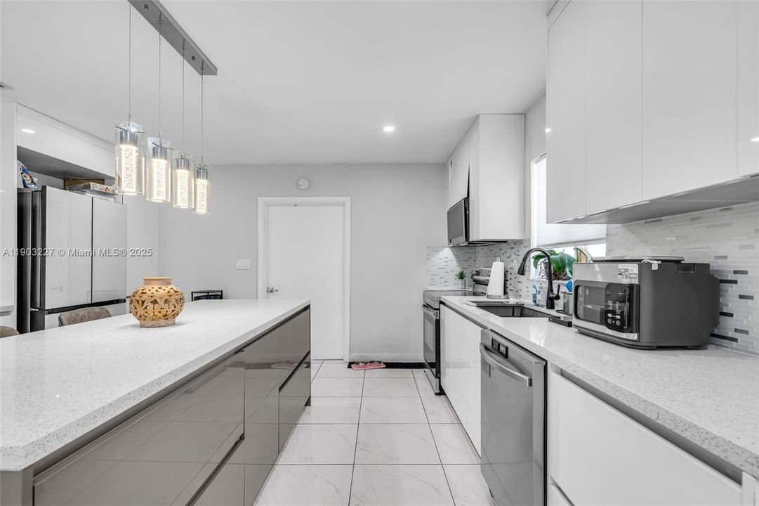 For Sale: $680,000 (3 beds, 2 baths, 1500 Square Feet)