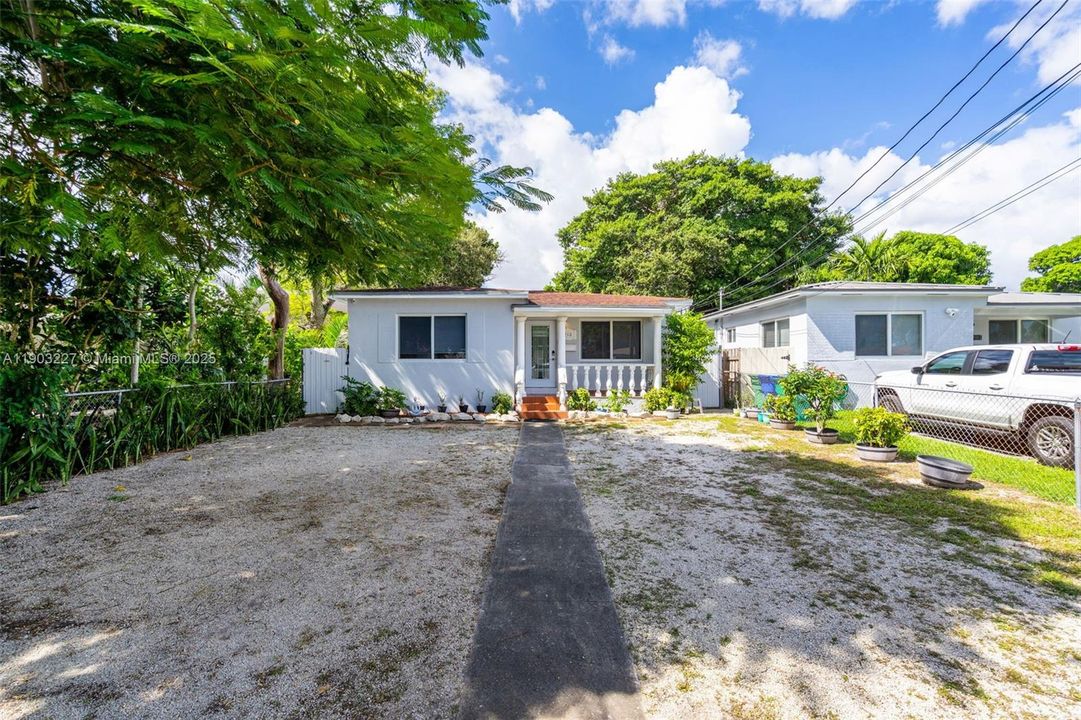 For Sale: $680,000 (3 beds, 2 baths, 1500 Square Feet)