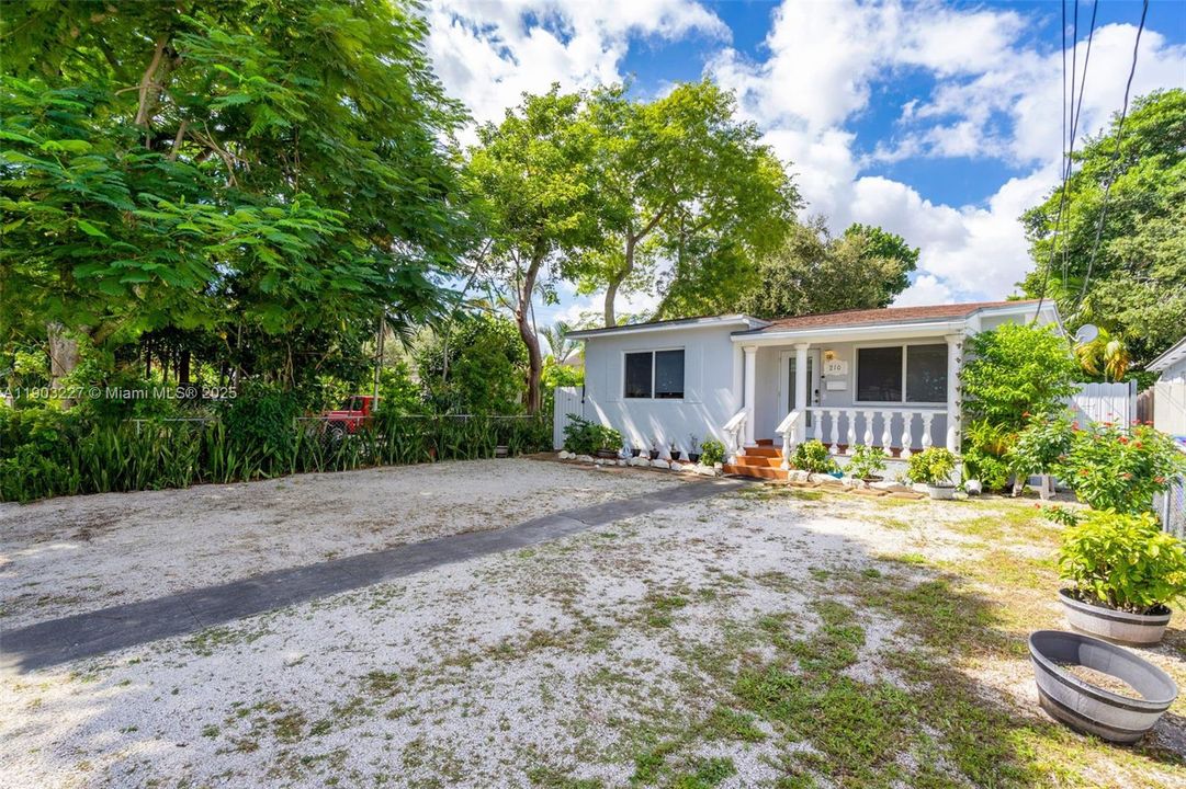 For Sale: $680,000 (3 beds, 2 baths, 1500 Square Feet)