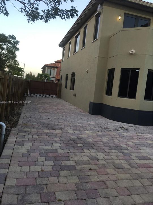 For Sale: $1,050,000 (5 beds, 4 baths, 3210 Square Feet)