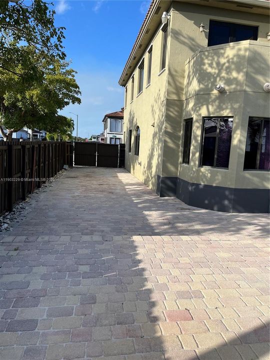 For Sale: $1,050,000 (5 beds, 4 baths, 3210 Square Feet)