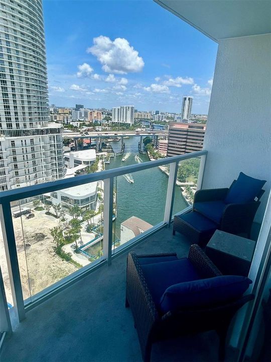 For Sale: $599,999 (2 beds, 2 baths, 1212 Square Feet)