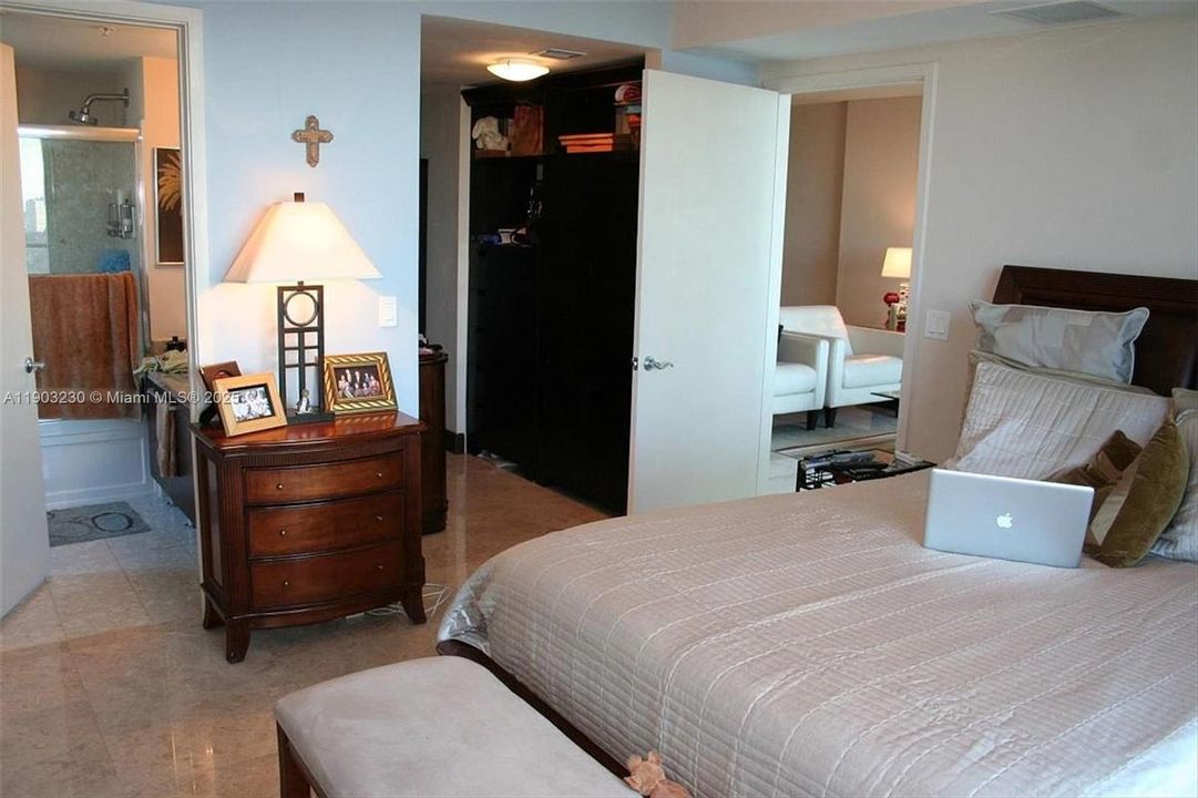 For Sale: $599,999 (2 beds, 2 baths, 1212 Square Feet)