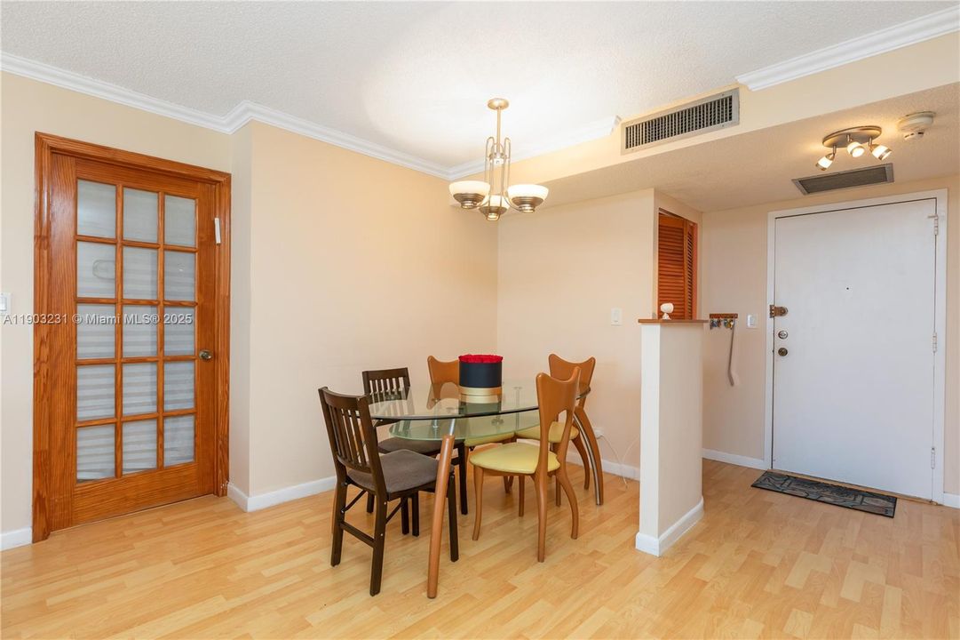 出租: $2,900 (2 贝兹, 2 浴室, 1070 平方英尺)