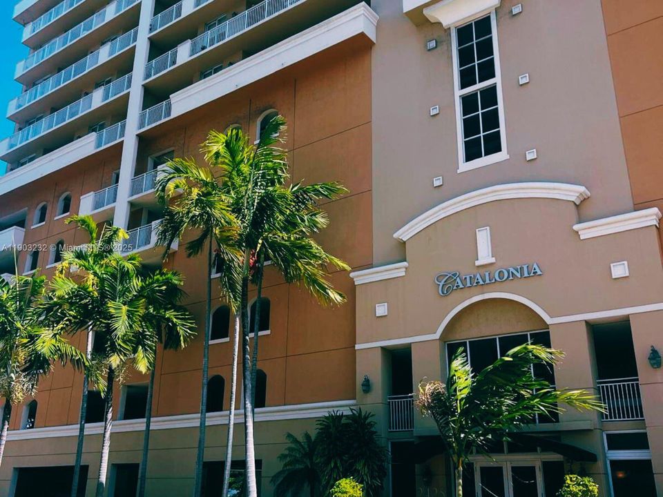 For Rent: $3,200 (2 beds, 2 baths, 1296 Square Feet)