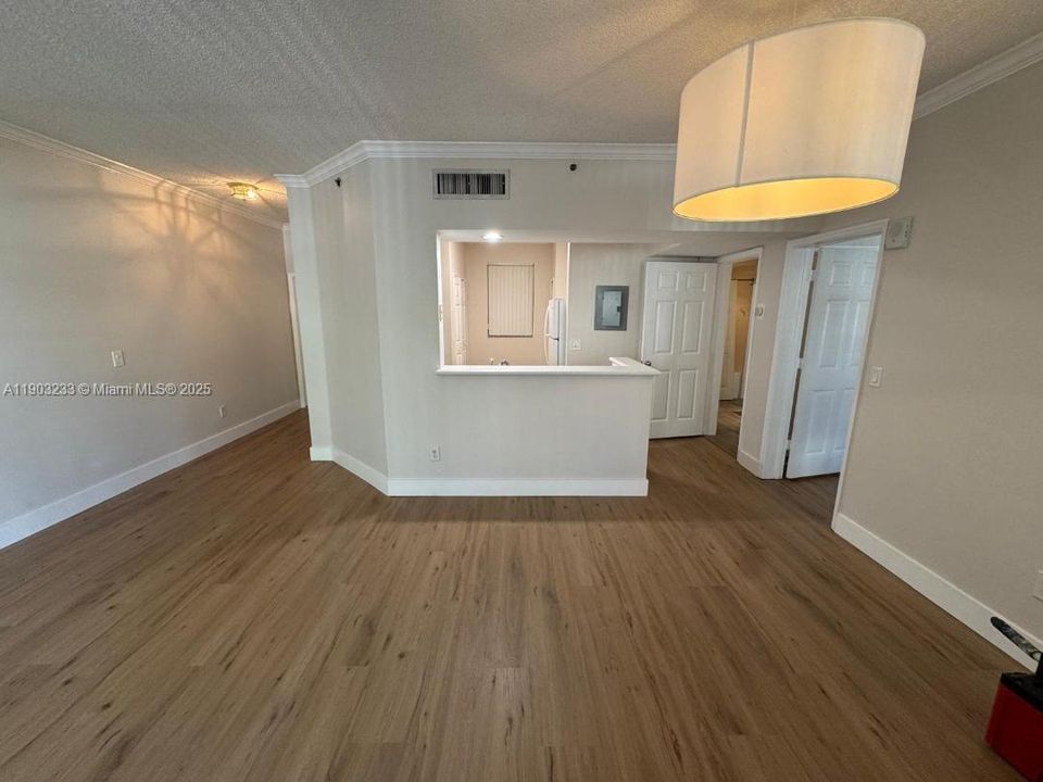 最近租的: $2,400 (1 贝兹, 1 浴室, 893 平方英尺)