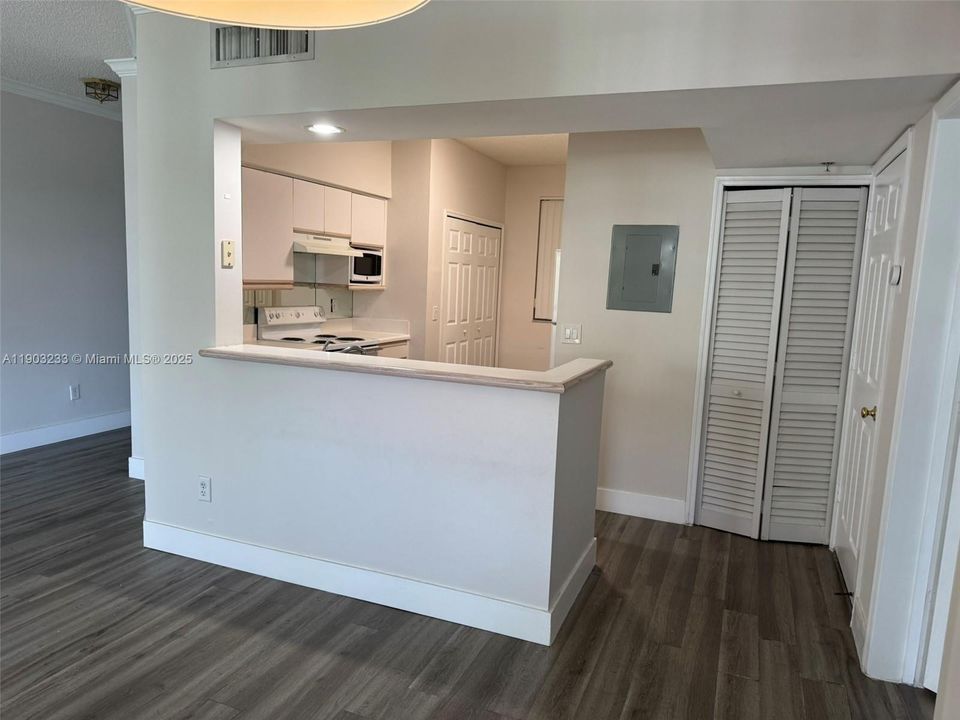 最近租的: $2,400 (1 贝兹, 1 浴室, 893 平方英尺)