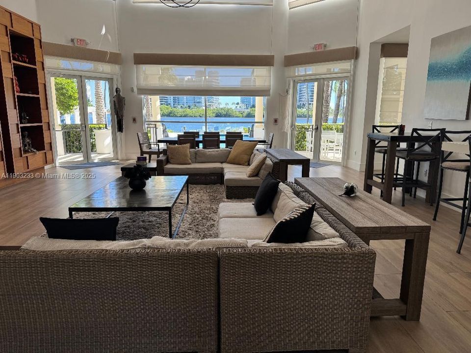 最近租的: $2,400 (1 贝兹, 1 浴室, 893 平方英尺)