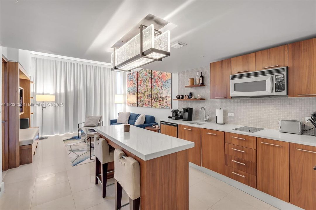 Active With Contract: $369,000 (1 beds, 1 baths, 662 Square Feet)