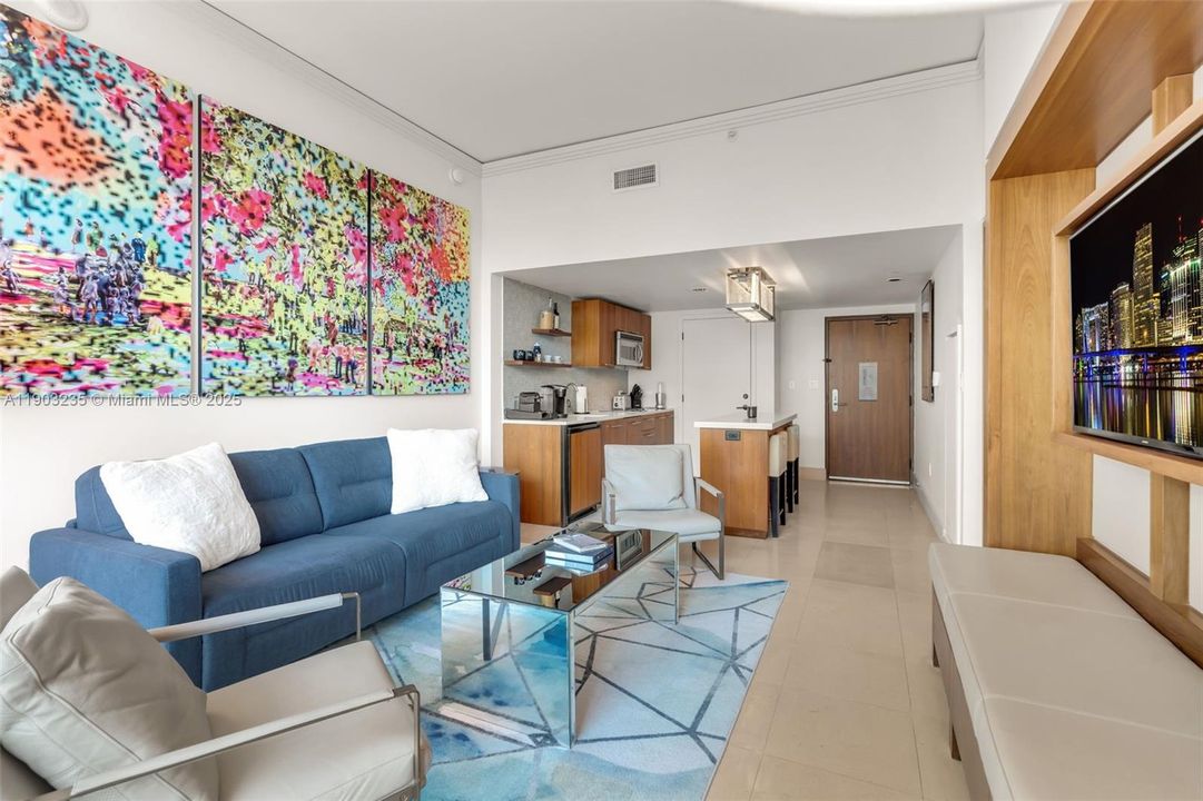 Active With Contract: $369,000 (1 beds, 1 baths, 662 Square Feet)
