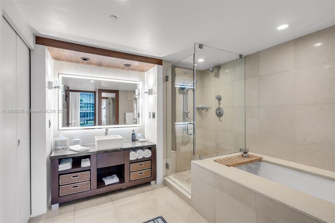 Active With Contract: $369,000 (1 beds, 1 baths, 662 Square Feet)