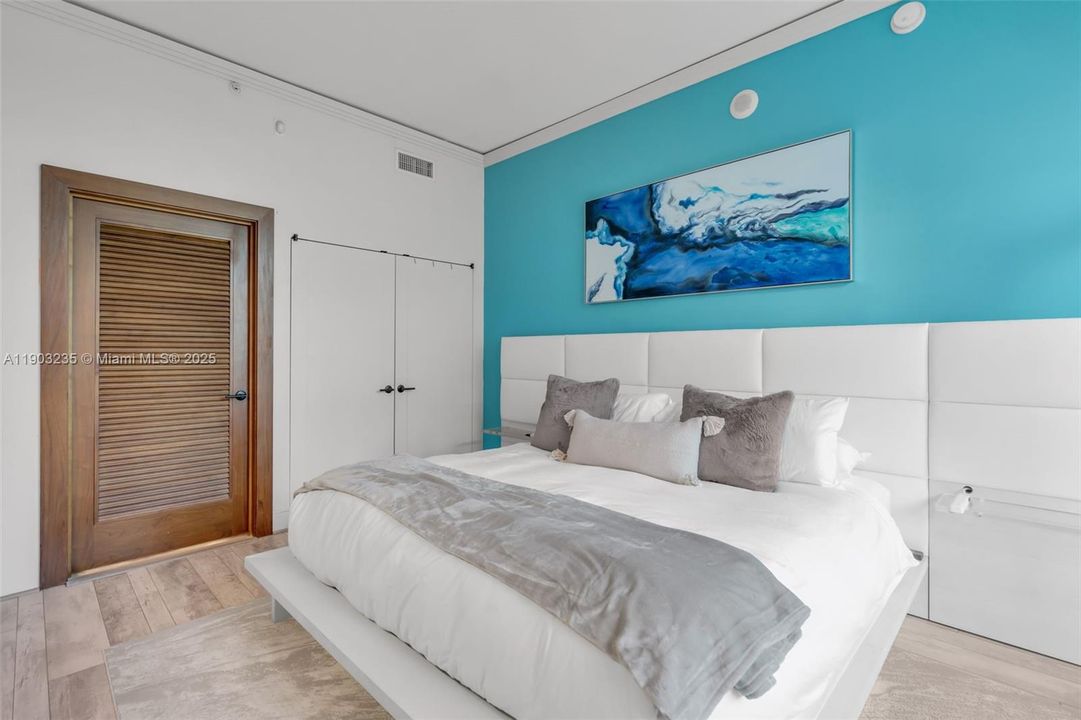 Active With Contract: $369,000 (1 beds, 1 baths, 662 Square Feet)