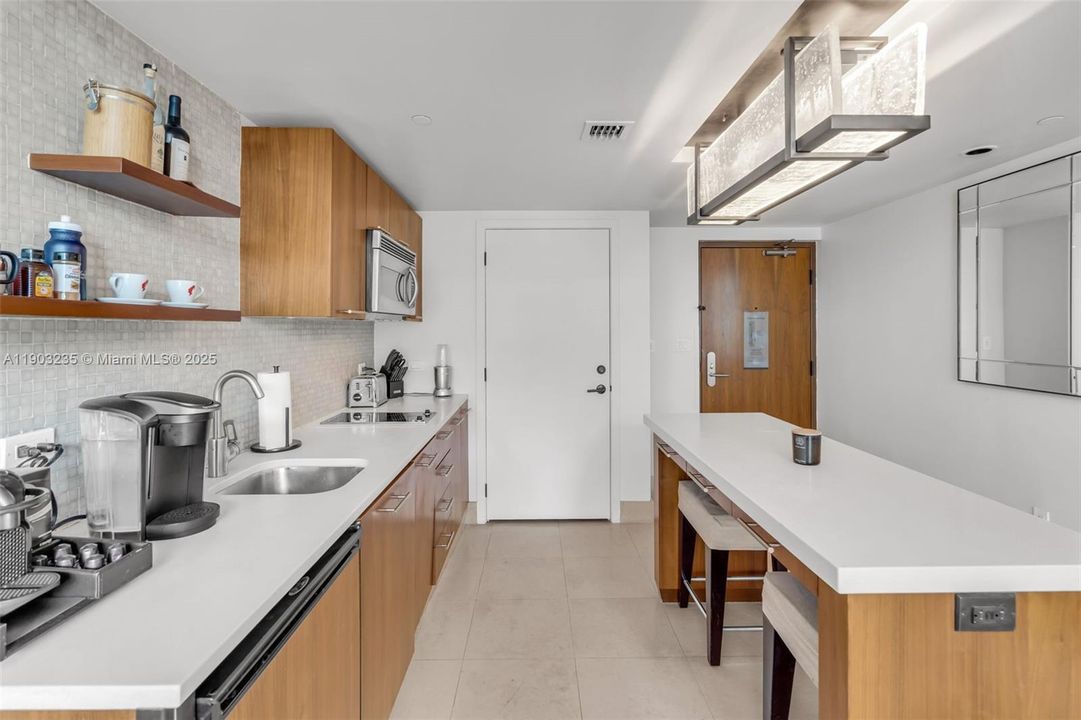 Active With Contract: $369,000 (1 beds, 1 baths, 662 Square Feet)