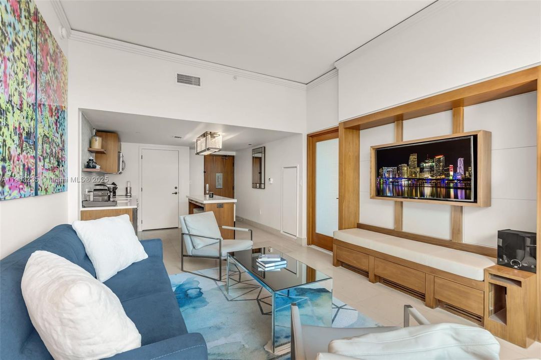 Active With Contract: $369,000 (1 beds, 1 baths, 662 Square Feet)