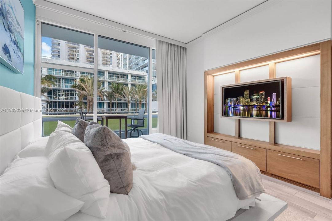 Active With Contract: $369,000 (1 beds, 1 baths, 662 Square Feet)