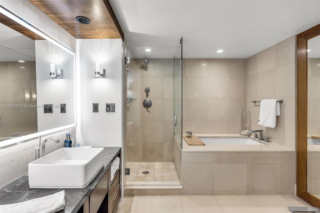 Active With Contract: $369,000 (1 beds, 1 baths, 662 Square Feet)