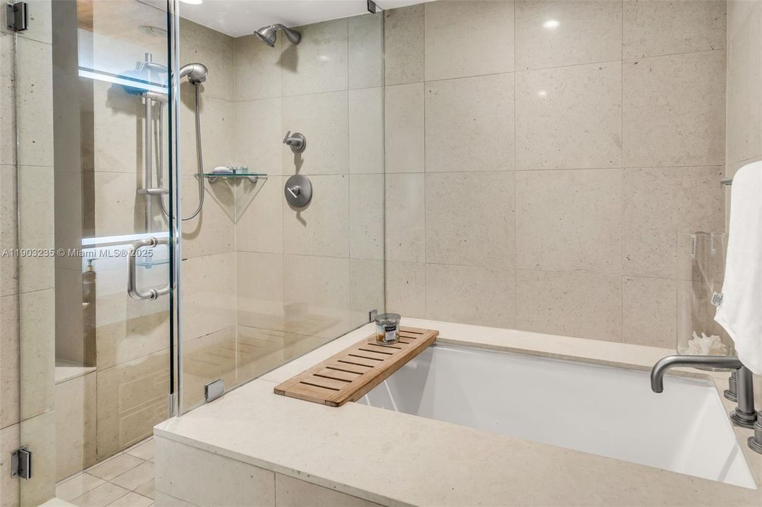 Active With Contract: $369,000 (1 beds, 1 baths, 662 Square Feet)