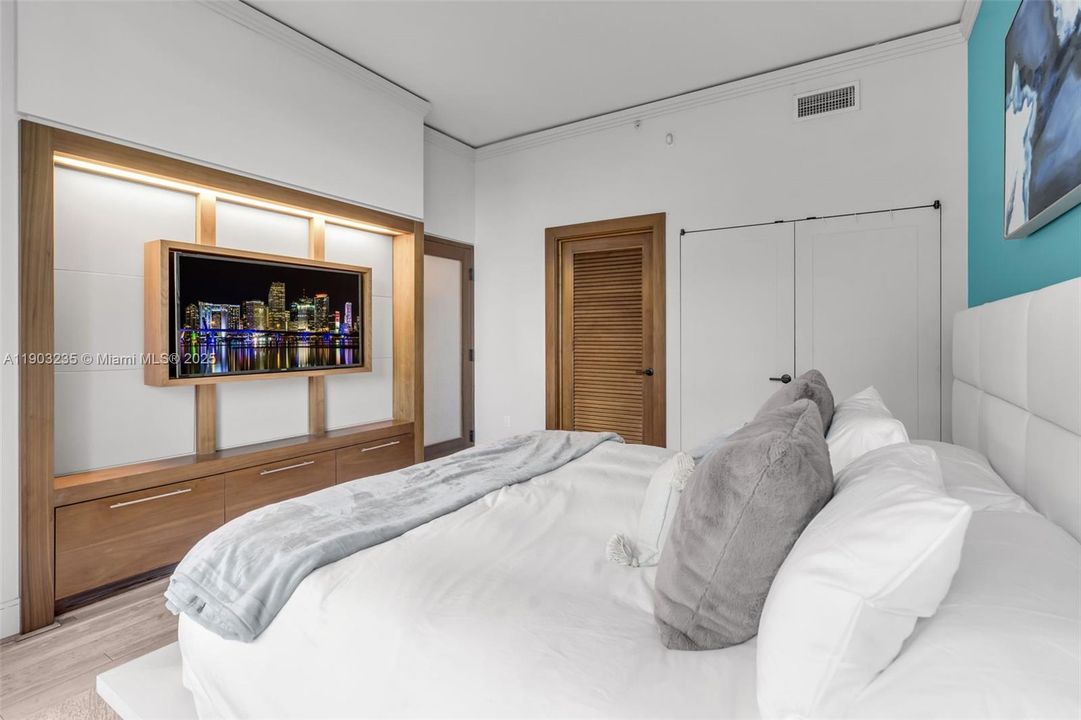 Active With Contract: $369,000 (1 beds, 1 baths, 662 Square Feet)