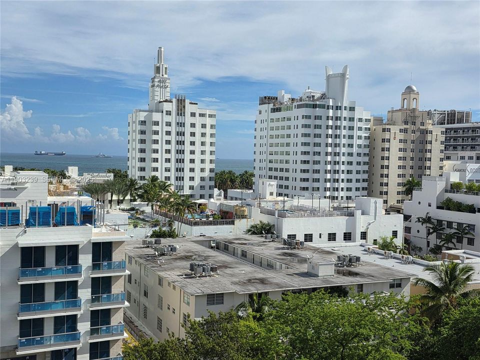 For Sale: $305,000 (1 beds, 1 baths, 614 Square Feet)