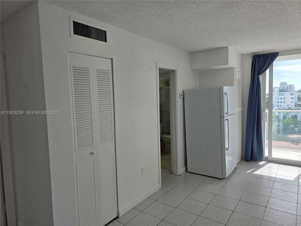 For Sale: $305,000 (1 beds, 1 baths, 614 Square Feet)