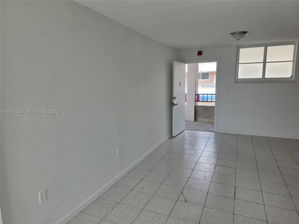 For Sale: $305,000 (1 beds, 1 baths, 614 Square Feet)