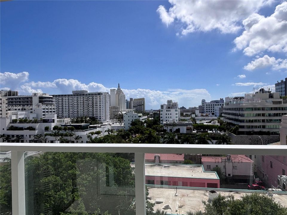 For Sale: $305,000 (1 beds, 1 baths, 614 Square Feet)