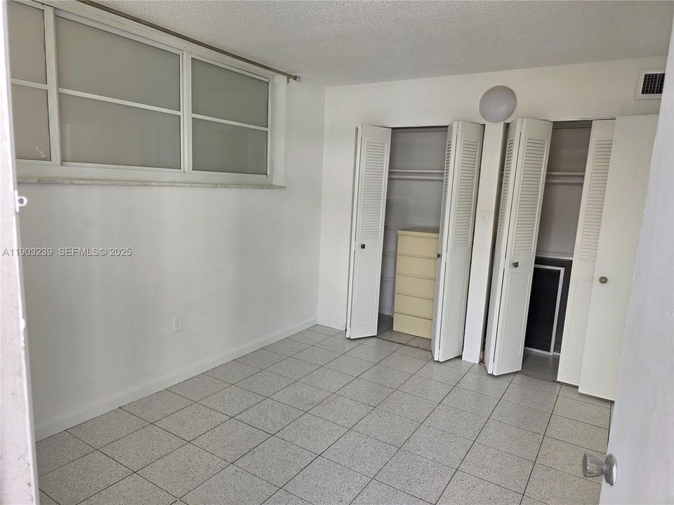 For Sale: $305,000 (1 beds, 1 baths, 614 Square Feet)