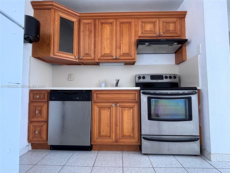 For Sale: $305,000 (1 beds, 1 baths, 614 Square Feet)